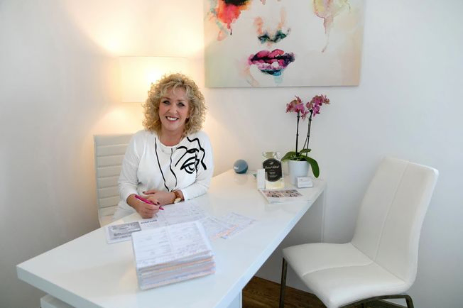 Inhaberin Antje Reul in ihrer Naturheilpraxis am Schreibtisch