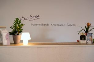 Eingang der Naturheilpraxis mit Deko und Broschüren
