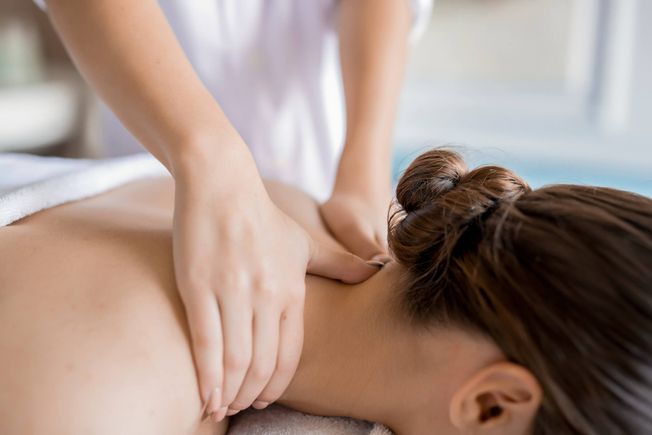 Junge Frau bekommt eine professionelle Massage